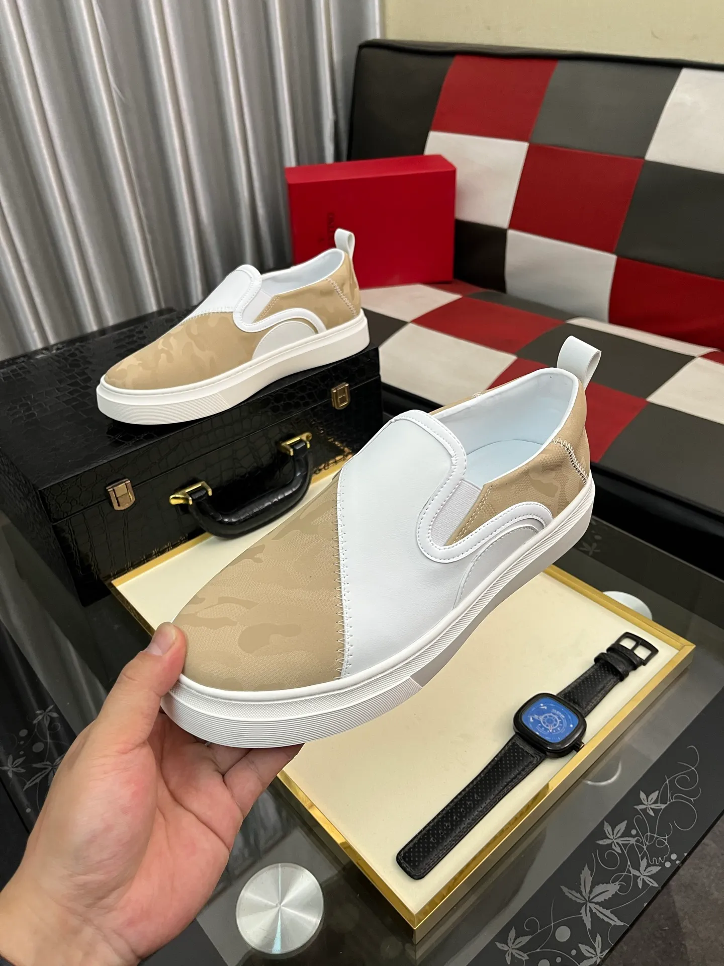 Men's shoes 💰420⌚️⌚️ VALENTINO Valentino's 2024 SS spring and summer new hot casual sports shoes, imported elastic fabric upper ➕The heel is Warren's exclusive rivet shape. The whole is very representative, the combination outsole is really easy to wear and very comfortable on the foot~, classic, comfortable and versatile! Size: 38-443️⃣Colors available